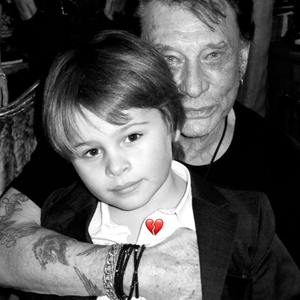 Sur le cliché, on peut le voir enfant, devant Johnny Hallyday qui lui fait un gros câlin
La photo de Cameron Smet pour les 7 ans de la mort de Johnny Hallyday.