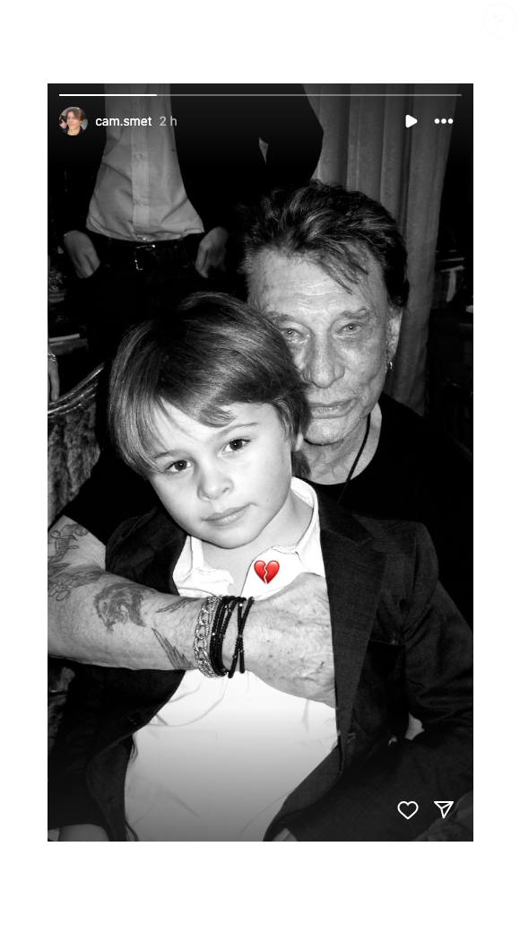 Sur le cliché, on peut le voir enfant, devant Johnny Hallyday qui lui fait un gros câlin
La photo de Cameron Smet pour les 7 ans de la mort de Johnny Hallyday.