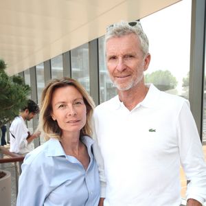 Denis Brogniart est une figure phare du monde du petit écran.

Exclusif - Denis Brogniart et sa femme Hortense lors des Internationaux de France de Tennis de Roland Garros à Paris, France. © Bertrand Rindoff/Bestimage