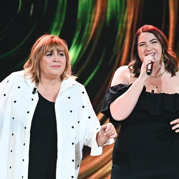 Michele Bernier et sa fille Charlotte Gaccio lors de l'enregistrement de l'émission "Famille je vous aime" présentée par M. Drucker et qui sera diffusée le 13 juin 2025 sur France 3, aux Studios rive gauche à Paris, France, le 14 avril 2025. © Clovis-Gaffiot/Bestimage