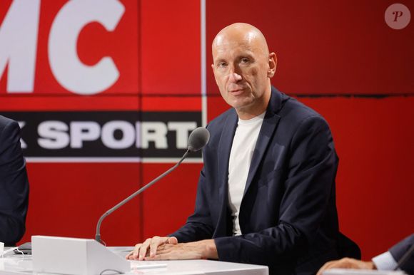 "A partir de lundi prochain, le 7 avril, l'After devient une chaîne de télé. Eh oui, votre After Foot que vous écoutez depuis des années, vous pourrez aussi le regarder sur votre télé ! C'est pas magnifique non ?", s'est réjouit Gilbert Brisbois.

Gilbert Brisbois - Conférence de presse de rentrée de RMC / RMC Sport saison 2021/2022 à l'Altice Campus à Paris, France, le 30 août 2021. © Christophe Clovis / Bestimage