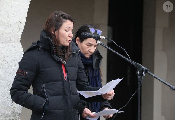 Elles travaillent toutes les deux dans le monde de la télévision

Exclusif - Fanny et Julie (filles du défunt) - Obsèques de l'animateur phare de l'émission Thalassa, Georges Pernoud, à Monestier en Dordogne, France, le 16 janvier 2021. © Bestimage
