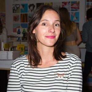 A présent pré-adolescente, Héloïse affiche déjà de bons goûts musicaux, comme en attestent les postes affichés sur les murs de sa chambre !
Lolita Séchan lors du Festival du livre de Paris le 23 avril 2022 à Paris, France. Photo par Nasser Berzane/Abaca