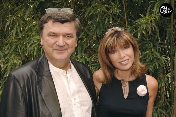 Ils se sont connus à Europe 1.
La chanteuse et actrice française Isabelle Morizet, alias Karen Cheryl, et son mari Jérôme Bellay posent au « Village VIP » de Roland-Garros lors du tournoi de tennis de Roland-Garros 2005, à Paris, en France, le 1er juin 2005. Photo : Gorassini-Zabulon/ABACA