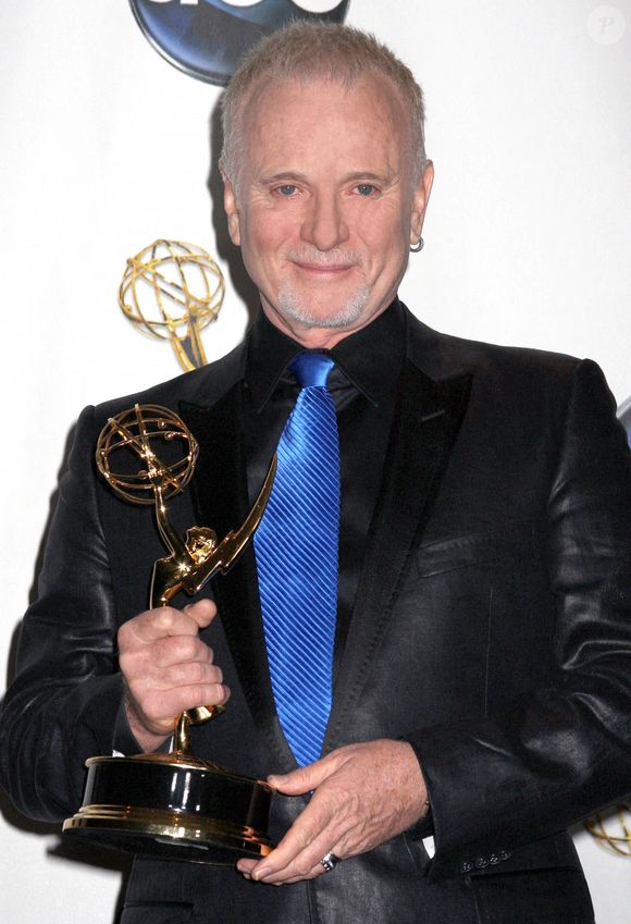 Anthony Geary (avec son Emmy),
dans la salle de presse des 35e Daytime Emmy Awards.
La cérémonie s'est déroulée au Kodak Theatre le 20 juin 2008.
 Photo bySteven Bergman / AFF/ABACAPRESS.COM