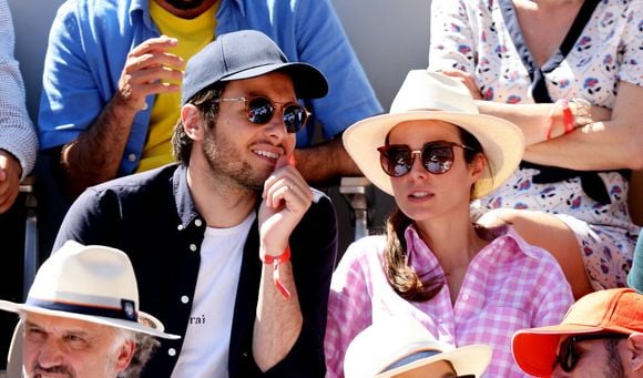Le chanteur Vianney et Catherine Robert - Les célébrités dans les tribunes lors des internationaux de France de Tennis de Roland Garros 2022 à Paris, France, le 2 juin 2022. © Dominique Jacovides/Bestimage