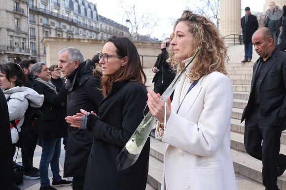 "Tout le monde peut venir et l’applaudir à fond, comme il se doit, et chanter pour faire du bruit. C’était important de faire cet hommage à Marseille : c’est chez lui. On ne pouvait pas se contenter de Paris."

Clara Paban (femme de R.Courbis), Olivia Courbis (fille de R.Courbis) - Sorties de la cérémonie religieuse en hommage à Rolland Courbis dans l'église de la Madeleine à Paris, France, le 14 janvier 2026. © Jacovides-Moreau/Bestimage