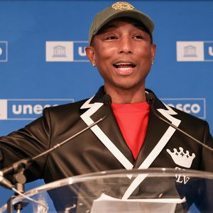 Le chanteur a été nommé ambassadeur de bonne volonté de l'UNESCO

Le rappeur, producteur et créateur de mode américain Pharrell Williams reçoit un diplôme de la directrice générale de l'UNESCO A.Azoulay en tant qu'Ambassadeur de bonne volonté de l'UNESCO pour les arts, l'éducation et l'entreprenariat, au siège de l'UNESCO, à Paris, le 17 décembre 2024. 
© Stéphane Lemouton / Bestimage