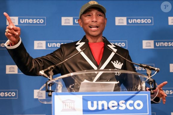 Le chanteur a été nommé ambassadeur de bonne volonté de l'UNESCO

Le rappeur, producteur et créateur de mode américain Pharrell Williams reçoit un diplôme de la directrice générale de l'UNESCO A.Azoulay en tant qu'Ambassadeur de bonne volonté de l'UNESCO pour les arts, l'éducation et l'entreprenariat, au siège de l'UNESCO, à Paris, le 17 décembre 2024. 
© Stéphane Lemouton / Bestimage