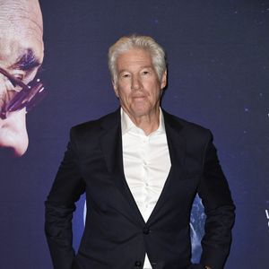 Richard Gere lors du photocall du documentaire sur la vie du Dalaï Lama, "Wisdom of Happiness", dont il est le producteur exécutif, à Berlin, le 24 octobre 2025.
© PsnewZ / Bestimage