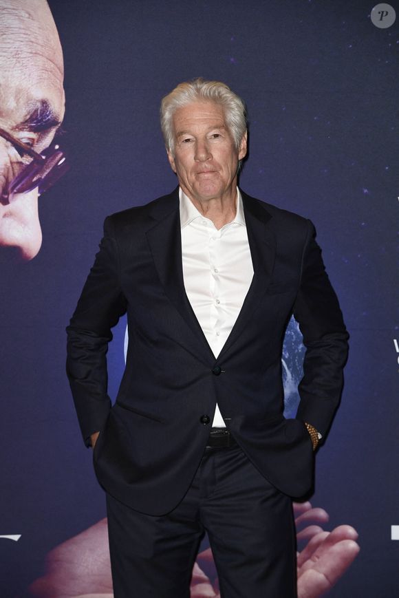 Richard Gere lors du photocall du documentaire sur la vie du Dalaï Lama, "Wisdom of Happiness", dont il est le producteur exécutif, à Berlin, le 24 octobre 2025.
© PsnewZ / Bestimage