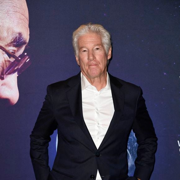 Richard Gere lors du photocall du documentaire sur la vie du Dalaï Lama, "Wisdom of Happiness", dont il est le producteur exécutif, à Berlin, le 24 octobre 2025.
© PsnewZ / Bestimage