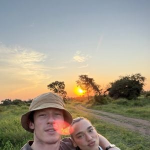 En légende, elle a fait référence à David Attenborough pour illustrer son expérience...


Dua Lipa et Callum Turner en safari en Afrique du Sud, entre immersion dans la savane et moments de complicité. ©Instagram - Dua Lipa