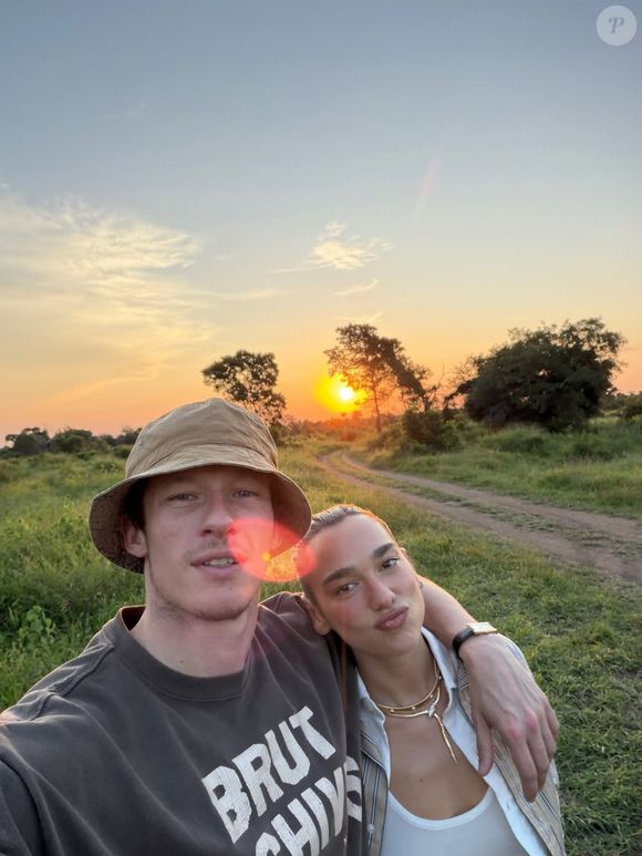 En légende, elle a fait référence à David Attenborough pour illustrer son expérience...


Dua Lipa et Callum Turner en safari en Afrique du Sud, entre immersion dans la savane et moments de complicité. ©Instagram - Dua Lipa