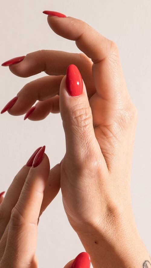 6 idées de manucure corail pastel pour donner à vos mains une allure élégante