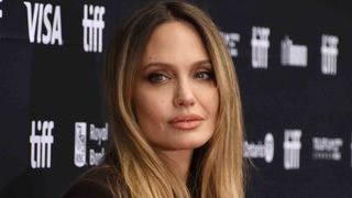 Angelina Jolie perd ses moyens devant un sujet personnel, une artiste française qu'elle connaît bien la réconforte