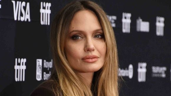 Angelina Jolie perd ses moyens devant un sujet personnel, une artiste française qu'elle connaît bien la réconforte
