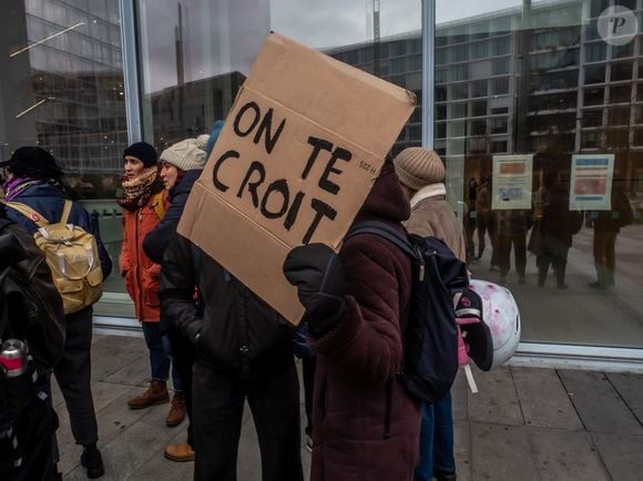 Manifestation de soutien à A.Haenel devant le tribunal de Paris - Christophe Ruggia, accusé d'agressions sexuelles sur mineures, dont l'actrice A.Haenel alors âgée entre 12 et 14 ans au moment des faits, comparaît devant le tribunal correctionnel de Paris, le 9 décembre 2024.