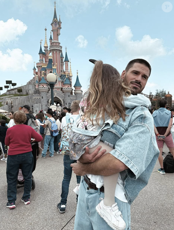 Photo : Si Jordan Mouillerac va accueillir son premier enfant, il est déjà  familier avec la parentalité. Pour cause, sa chérie Jessika est maman d'une  petite fille âgée de 5 ans et
