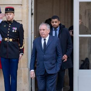 Le Premier ministre François Bayrou participe à Matignon à une minute de silence en hommage aux victimes du cyclone Chido à Mayotte le 23 décembre 2024.

© Eliot Blondet / Pool / Bestimage