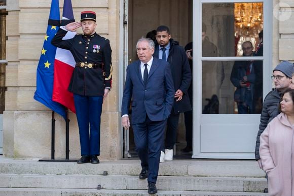 Le Premier ministre François Bayrou participe à Matignon à une minute de silence en hommage aux victimes du cyclone Chido à Mayotte le 23 décembre 2024.

© Eliot Blondet / Pool / Bestimage