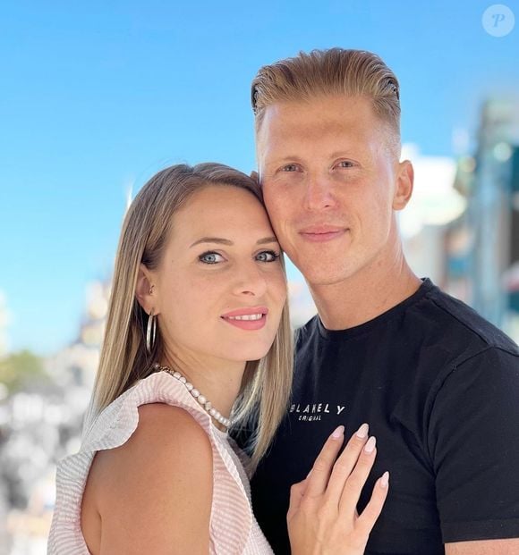 En effet, l'ancienne star de "Familles nombreuses, la vie en XXL" s'est affichée main dans la main avec un inconnu au Portugal.

Camille et Nicolas Santoro, Instagram