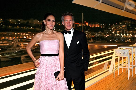 Adriana Abascal aurait été blessée par certains propos relayés dans les médias italiens, ce qui aurait précipité la rupture.

Le prince Emmanuel-Philibert de Savoie (grand maître de l'Ordre des Saints-Maurice-et-Lazare) et sa compagne Adriana Abascal lors du dîner de gala de l'association de l'Ordre des Saints-Maurice-et-Lazare au Yacht Club de Monaco le 26 novembre 2025.
© Bruno Bebert / Bestimage