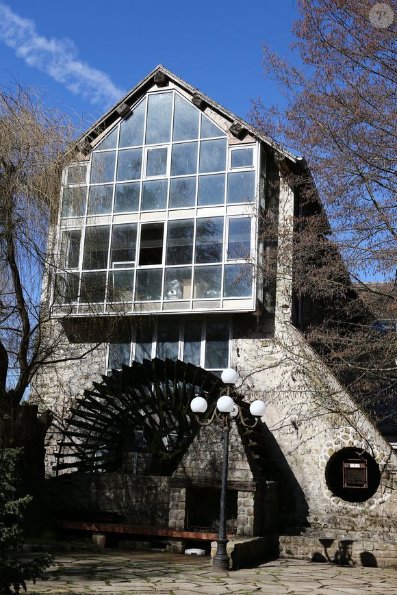 Rassemblement pour les 40 ans de la mort de Claude François à l'église de Dannemois et au cimetière puis visite du moulin ou il habitait le 11 mars 2018. Photo par Agence/Bestimage