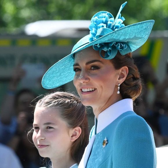 Mais quel est donc le geste du jeune prince de bientôt 12 ans qui a pu à ce point saisir les fans ? 

La princesse Charlotte de Galles, Catherine (Kate) Middleton, princesse de Galles, - Les membres de la famille royale britannique arrivent à Buckingham Palace pour la cérémonie Trooping the Colour à Londres, le 14 juin 2025. Affecté par le crash du Boeing 787 Dreamliner à Ahmedabad du 12 juin, le souverain et les officiels porteront un brassard noir en hommage aux plus de 270 victimes. Bon nombre d'elles étaient des ressortissants britanniques.
© Goff Inf / Bestimage