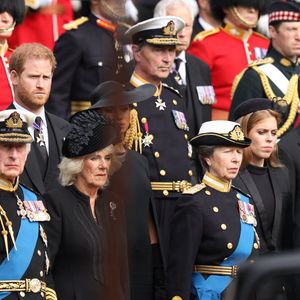 Déjà maman de la petite Sienna, Beatrice d’York pensait vivre une seconde grossesse sans encombre...

Le roi Charles III d'Angleterre, la reine consort Camilla Parker Bowles, le prince Harry, duc de Sussex, Sir Timothy Laurence, la princesse Anne, la princesse Beatrice d'York, le prince Andrew, duc d'York - Procession du cercueil de la reine Elizabeth II d'Angleterre de l'Abbaye de Westminster à Wellington Arch à Hyde Park Corner - Mirrorpix / Bestimage