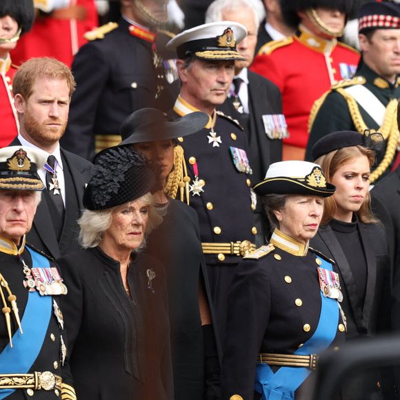 Déjà maman de la petite Sienna, Beatrice d’York pensait vivre une seconde grossesse sans encombre...

Le roi Charles III d'Angleterre, la reine consort Camilla Parker Bowles, le prince Harry, duc de Sussex, Sir Timothy Laurence, la princesse Anne, la princesse Beatrice d'York, le prince Andrew, duc d'York - Procession du cercueil de la reine Elizabeth II d'Angleterre de l'Abbaye de Westminster à Wellington Arch à Hyde Park Corner - Mirrorpix / Bestimage