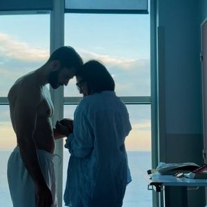 Il y a déjà trois semaines que le monde d'Agathe Auproux a été bouleversé pour le meilleur. 

Agathe Auproux officialise la naissance de son premier enfant sur Instagram aux côtés de son mari Maxence Picardet (Capture d'écran vidéo - Instagram)