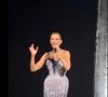 De retour à Las Vegas après sa résidence parisienne, elle prépare actuellement un nouvel album en français, attendu en 2027.

Céline Dion sur la scène de la Plénitude Arena lors de son dernier concert, le 17 octobre 2026. Céline Dion portait notamment sa superbe robe bustier bleue et argentée
Nanterre, le 17 octobre 2026.
© Léa Vieillot/Bestimage