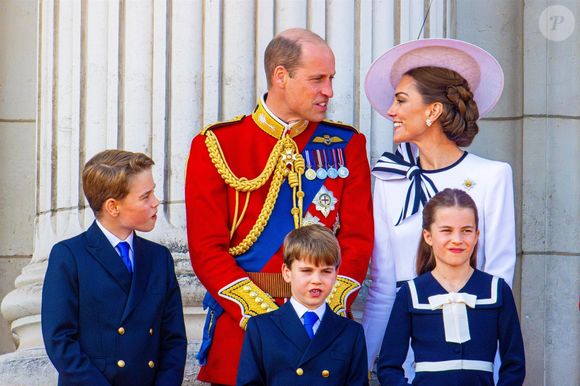 Selon la biographe Katie Nicholl, "William avait des doutes et s’est assis avec son père et sa grand-mère pour avoir une discussion franche sur son avenir avec Kate. Tous deux lui ont conseillé de ne pas se précipiter". 

Kate Middleton, le prince William et leurs enfants George, Charlotte et Louis lors de Trooping the Colour en 2024 à Londres Backgrid USA / Bestimage
Prince George (Le prince George de Galles), Prince William (Le prince William, prince de Galles), Prince Louis (Le prince Louis de Galles), Princess Catherine (Catherine (Kate) Middleton, princesse de Galles), Princess Charlotte (La princesse Charlotte de Galles)