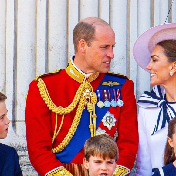 Selon la biographe Katie Nicholl, "William avait des doutes et s’est assis avec son père et sa grand-mère pour avoir une discussion franche sur son avenir avec Kate. Tous deux lui ont conseillé de ne pas se précipiter". 

Kate Middleton, le prince William et leurs enfants George, Charlotte et Louis lors de Trooping the Colour en 2024 à Londres Backgrid USA / Bestimage
Prince George (Le prince George de Galles), Prince William (Le prince William, prince de Galles), Prince Louis (Le prince Louis de Galles), Princess Catherine (Catherine (Kate) Middleton, princesse de Galles), Princess Charlotte (La princesse Charlotte de Galles)