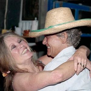 Archives - Brigitte Bardot et son mari Bernard d'Ormale lors de leur 5ème anniversaire de mariage à Saint-Tropez. Le 14 août 1997.

© Bestimage