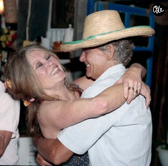 Archives - Brigitte Bardot et son mari Bernard d'Ormale lors de leur 5ème anniversaire de mariage à Saint-Tropez. Le 14 août 1997.

© Bestimage