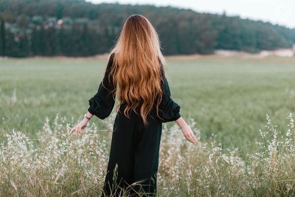 Inspiré directement par les traditions des Bédouins dans le désert, le noir permet de créer une sensation de fraicheur. Mais, à condition d'être bien porté !