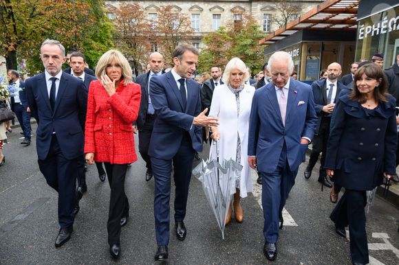 Le roi Charles III d'Angleterre et Camilla Parker Bowles, reine consort d'Angleterre, accueillis par le président de la République française Emmanuel Macron et la première dame Brigitte Macron sur le parvis de Notre-Dame de Paris, France, le 21 septembre 2023, le deuxième jour de sa visite d'État en France. © Jacques Witt/Pool/Bestimage