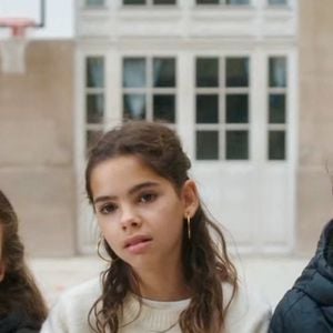 Lila Debbouze (en blanc), la fille de Mélissa Theuriau et Jamel Debbouze, fait une première apparition remarquée à la télévision dans le documentaire Le Temps des femmes, diffusé sur France 2 et produit par sa mère, accompagnée de Noor (gauche) et Dune (Droite). © Capture TV France 2 via Bestimage