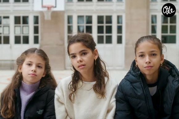 Lila Debbouze (en blanc), la fille de Mélissa Theuriau et Jamel Debbouze, fait une première apparition remarquée à la télévision dans le documentaire Le Temps des femmes, diffusé sur France 2 et produit par sa mère, accompagnée de Noor (gauche) et Dune (Droite). © Capture TV France 2 via Bestimage