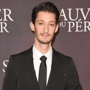 C'est d'ailleurs pourquoi il tient à lire chaque soir des histoires à ses enfants afin de forger leur réflexion et leur empathie.

Pierre Niney - Avant-première du film "Sauver ou Périr" au cinéma UGC Normandie à Paris le 21 novembre 2018. © Coadic Guirec/Bestimage