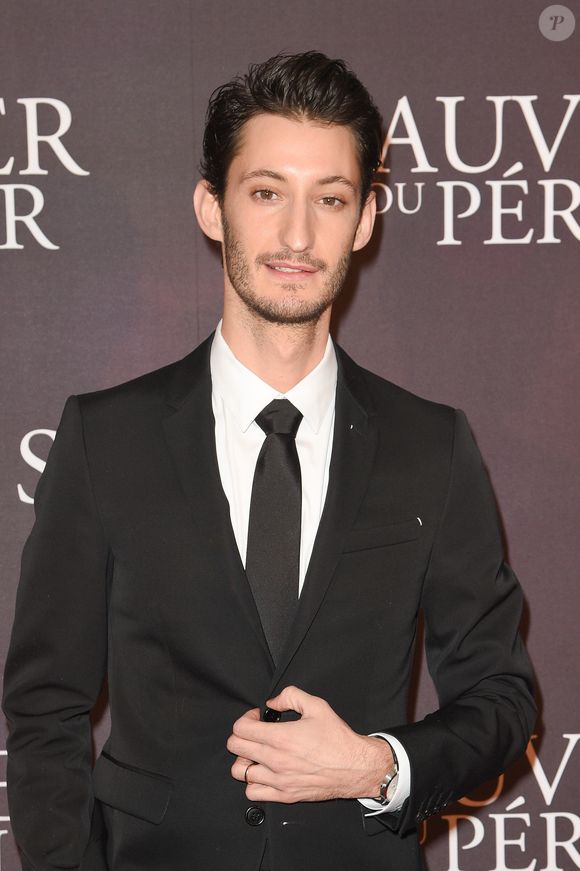 C'est d'ailleurs pourquoi il tient à lire chaque soir des histoires à ses enfants afin de forger leur réflexion et leur empathie.

Pierre Niney - Avant-première du film "Sauver ou Périr" au cinéma UGC Normandie à Paris le 21 novembre 2018. © Coadic Guirec/Bestimage