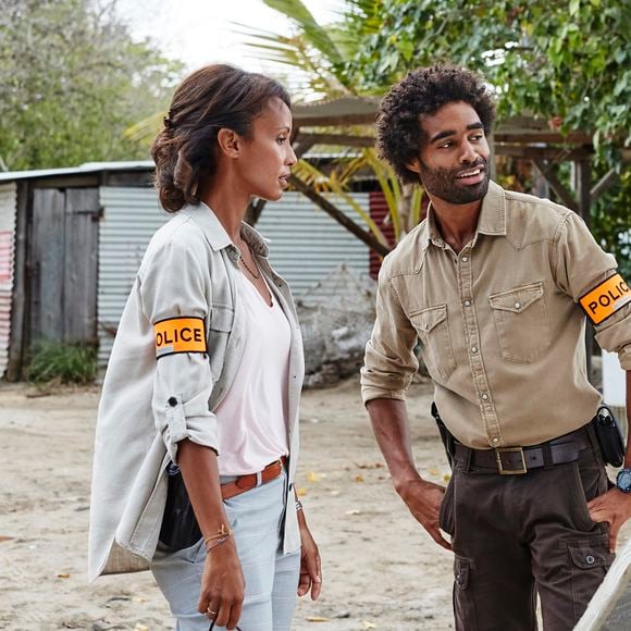 Les deux enquêtrices Mélissa Sainte-Rose et Gaelle Crivelli, respectivement incarnées par Sonia Rolland et Béatrice de La Boulaye, sont de retour sur France 2, ce vendredi, dès 21h10, pour la suite de la saison 6 de "Tropique Criminels". Une fiction à laquelle participe également Julien Béramis

Exclusif - Sonia Rolland, Julien Beramis sur le tournage de la série "Tropiques criminels" en Martinique .
© Sylvie Castioni / Bestimage