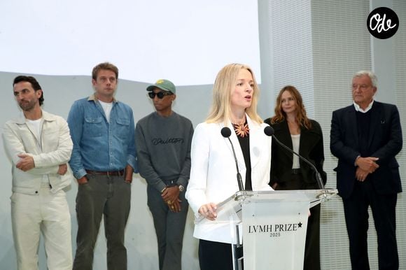 Delphine Arnault (Présidente du LVMH Prize) devant Nicolas Ghesquière, Jonathan Anderson, Pharrell Williams, Stella McCartney et Sidney Toledano - LVMH Prize 2025 à la Fondation Vuitton à Paris le 02 Septembre 2025. 
© Bertrand Rindoff / Bestimage
