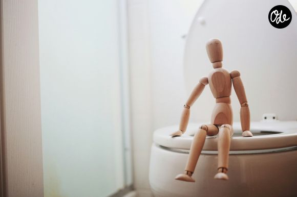 Pourquoi est-ce important de mettre du bicarbonate de soude autour des toilettes ?