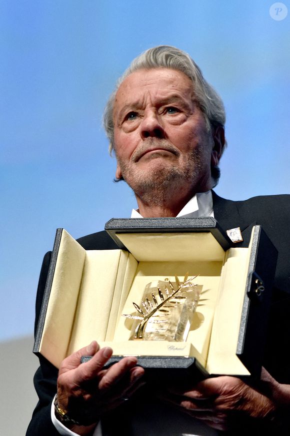 Alain Delon accepte la Palme d'Or d'Honneur avec sa fille Anouchka Delon lors du photocall de la Palme d'Honneur pendant le 72e Festival de Cannes annuel le 19 mai 2019 à Cannes, France. ©  Lionel Hahn/ABACAPRESS.COM