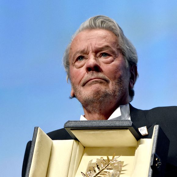 Alain Delon accepte la Palme d'Or d'Honneur avec sa fille Anouchka Delon lors du photocall de la Palme d'Honneur pendant le 72e Festival de Cannes annuel le 19 mai 2019 à Cannes, France. ©  Lionel Hahn/ABACAPRESS.COM