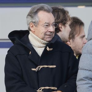 Cela ne l'empêche pas de continuer de gagner de l'argent en travaillant. D'ailleurs, il a très bien réussi à capitaliser sur son savoir et son image.

Michel Denisot - Les célébrités en tribune du match Paris FC contre Amiens au stade Charlety lors de la 18e journée de Ligue 2 à Paris le 11 janvier 2025.
© Cyril Moreau / Bestimage