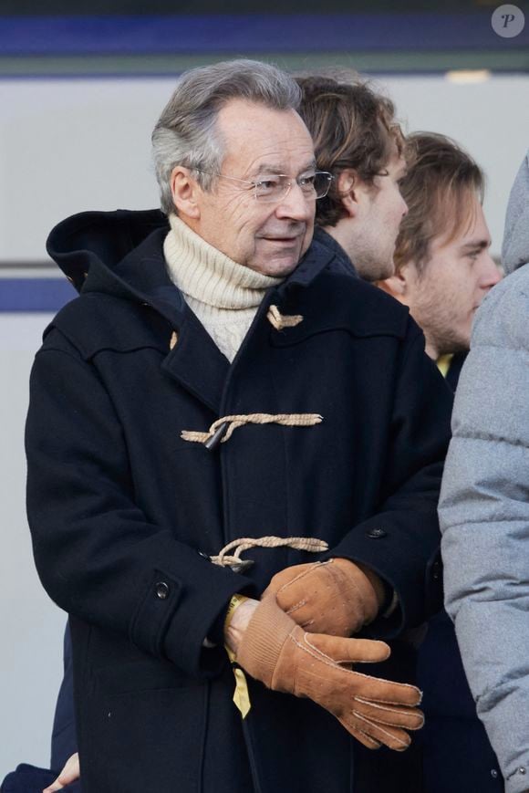 Cela ne l'empêche pas de continuer de gagner de l'argent en travaillant. D'ailleurs, il a très bien réussi à capitaliser sur son savoir et son image.

Michel Denisot - Les célébrités en tribune du match Paris FC contre Amiens au stade Charlety lors de la 18e journée de Ligue 2 à Paris le 11 janvier 2025.
© Cyril Moreau / Bestimage